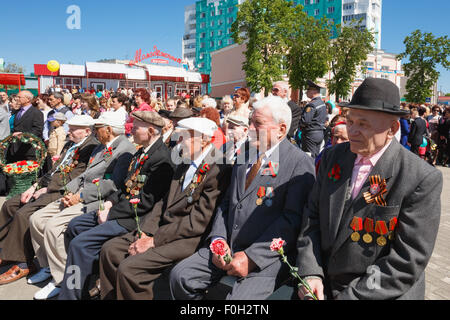 Dobrush (regione di Gomel), Bielorussia - 9 Maggio 2014: ufficiali non identificato durante la celebrazione della Giornata della Vittoria. Foto Stock