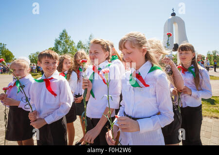 Dobrush (regione di Gomel), Bielorussia - 9 Maggio 2014: la reazione della Bielorussia non identificato di scolari di suoni dei festeggiamenti di s Foto Stock