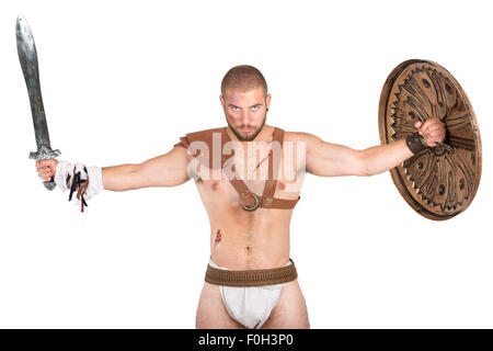 Gladiator in posa con scudo e spada isolato in bianco Foto Stock