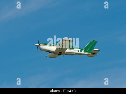 SOCATA TB20 Trinidad (G-FIFI) Uscire dall'aeroporto di Inverness. SCO 10 020. Foto Stock