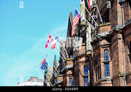 Scultura e bandiere sulla parte anteriore della casa Consiglio, Coventry, West Midlands, Inghilterra, Regno Unito, Europa occidentale. Foto Stock