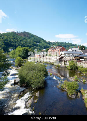 Stazione ferroviaria o treno di Llangollen con River Dee Denbighshire Dee Valley Wales UK Foto Stock