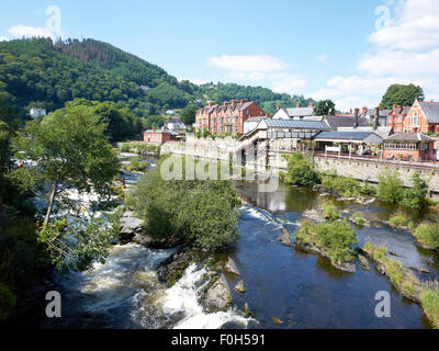 Stazione ferroviaria o treno di Llangollen con River Dee Denbighshire Dee Valley Wales UK Foto Stock