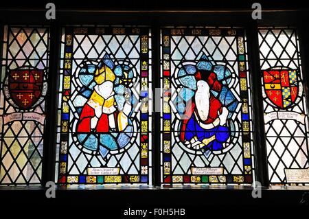 Le finestre di vetro macchiate che mostra le immagini di Thomas Arundell e Richard Sharpe in St Marys Guildhall, Coventry, West Midlands, Regno Unito. Foto Stock