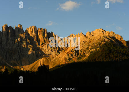 Il Latemar, il Lago di Carezza, Carezza, Dolomiti Trentino Provincia, Provincia del Sud Tirolo, Italia Foto Stock