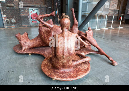 Bochum, Germania. Il 15 agosto 2015. "Il buono, il brutto e il cattivo", installazioni artistiche dell'Atelier van Lieshout alla Ruhrtriennale arts festival, Jahrhunderthalle di Bochum. Foto: bas/Alamy LIve News Foto Stock