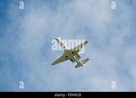 Cessna 560XL Citation XLS (CS-DXI) Business Jet overhead degli aeromobili presso l'aeroporto di Inverness, Scotland. SCO 10,032 Foto Stock