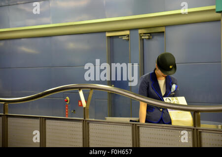 La stazione ferroviaria principale di un rapido lavoro ferroviario alla stazione di Namba di passeggeri in attesa per andare in aeroporto Kansai di Luglio 8, 2015 in Osa Foto Stock