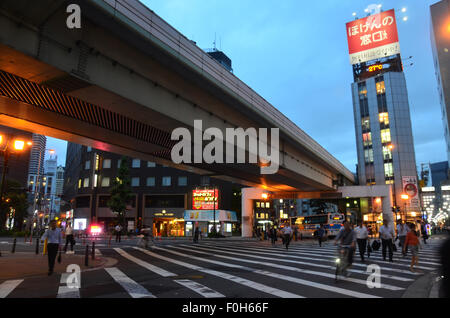 Il movimento di persone a piedi a crosswalk andare a viaggiare a Dotonbori di notte di Luglio 8, 2015 in Osaka, Giappone Foto Stock