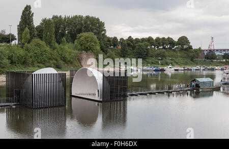 Duisburg-Ruhrort, Germania. Il 15 agosto 2015. I primi visitatori entra nell'arte Nomanslanding installazione presso la Ruhrtriennale arts festival di Duisburg-Ruhrort. Foto: bas/Alamy LIve News Foto Stock