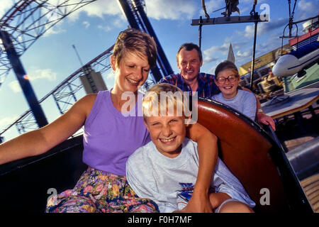 Una famiglia godendo le macchine volanti ride a Blackpool Pleasure Beach. Lancashire, Regno Unito Foto Stock