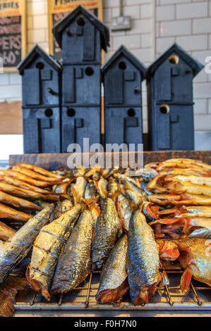 Una selezione di pesce affumicato di fronte delle scatole di uccello in stile net di capanne di Hastings. East Sussex. Regno Unito Foto Stock