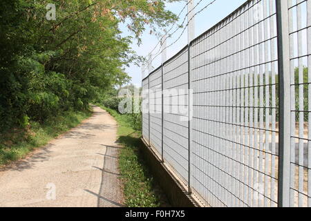 Dettaglio del cancello di ferro galvanizzato articolo per delimitare edificio commerciale. Foto Stock