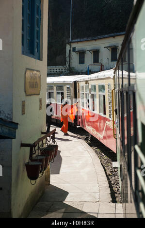 Shimla, Himachal Pradesh, India. L'Himalayan Queen, il giocattolo treno da Shimla a Kalka Foto Stock