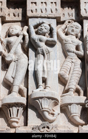 Udaipur, India. Xvii secolo Jagdish Temple, dettagli scolpiti sulla parete esterna, donne musicisti e ballerini. Foto Stock