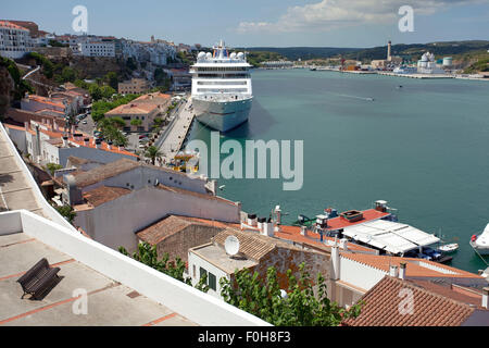 Europa 2 nave da crociera nel porto di Mahon Foto Stock