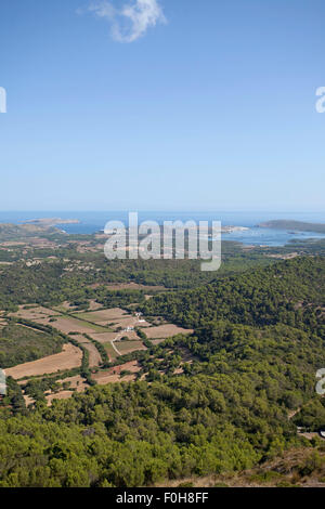 Vista menorcan guardando fuori verso fornell e Playa de fornell Foto Stock