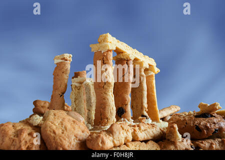 Paesaggio alimentare del greco antico rudere Atene sbriciolamento muratura colonne pilastri contro il Cielo di estate Foto Stock