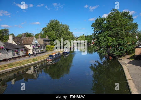 Battelli sul fiume Battelli e chiatte legato lungo il fiume Cam, Cambridge, Inghilterra. Foto Stock