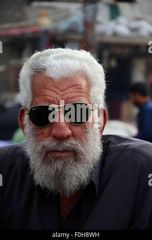 Ritratto di senior Pakistani uomo in occhiali da sole Karachi in Pakistan Foto Stock