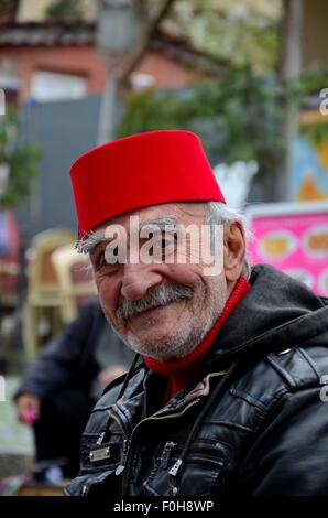 Sorridendo felice vecchio uomo turco in fez e giacca di pelle Foto Stock