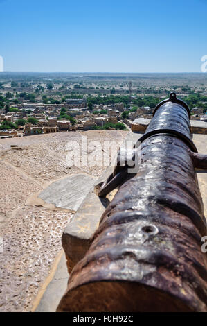 Ferro Antico cannone di Golden Fort di Jaisalmer, Rajasthan India rivolta verso la città di Jaisalmer con spazio di copia Foto Stock