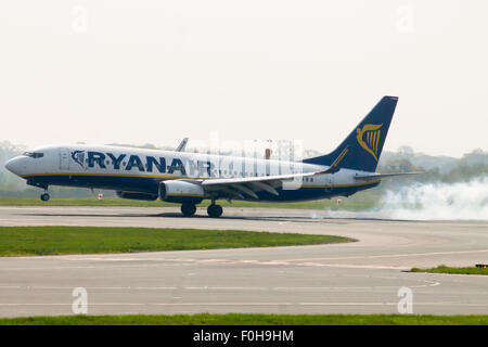 Ryanair Boeing 737 l'atterraggio all'Aeroporto di Manchester. Foto Stock