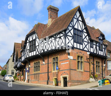 Simulazione di stile Tudor House nella città medievale di Arundel, West Sussex, in Inghilterra, Regno Unito. Foto Stock