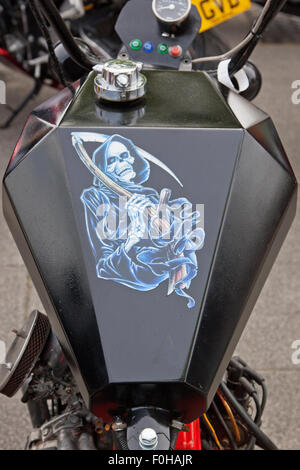 Il serbatoio per il carburante di un motociclo decorate con Grim Reaper sul visualizzatore in corrispondenza di un biker rally NEL REGNO UNITO Foto Stock