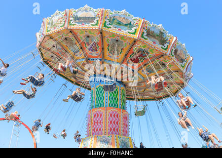 La gente a cavalcare l'onda Swinger alla Ohio State Fair in Columbus, Ohio. Foto Stock