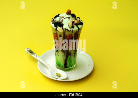 Gelato alla crema con dadi Foto Stock