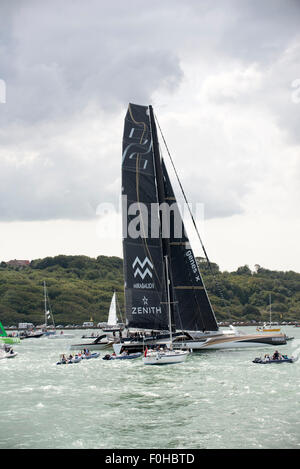 Isle of Wight, Regno Unito. Il 16 agosto, 2015. I geni di yacht X Mirabaud 1819 Zenith cercando un po' di vento alla partenza della Rolex Fastnet Race sul Solent off Cowes oggi. Foto di Peter Titmuss/Alamy domenica 16 agosto 2015 Credit: Pietro Titmuss/Alamy Live News Foto Stock