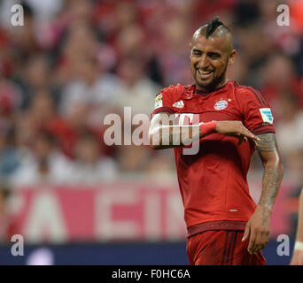 Monaco di Baviera, Germania. 14 Ago, 2015. Monaco di Baviera è Arturo Vidal durante la Bundesliga tedesca partita di calcio tra Bayern Monaco e Amburgo SV nello stadio Allianz Arena di Monaco di Baviera, Germania, il 14 agosto 2015. Foto: SVEN HOPPE/dpa/Alamy Live News Foto Stock