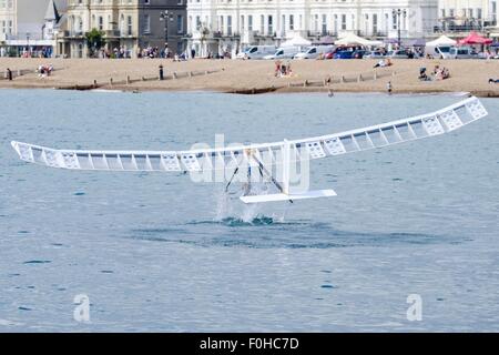 Assiste il Worthing Birdman 2015 il 16/08/2015 a Worthing Pier, Worthing. Con la soluzione ideale a condizioni di volo il sabato e la domenica ha visto molto calma e condizioni di vento nella direzione sbagliata facendo volare molto difficile. Foto di Julie Edwards/Alamy Live News Foto Stock