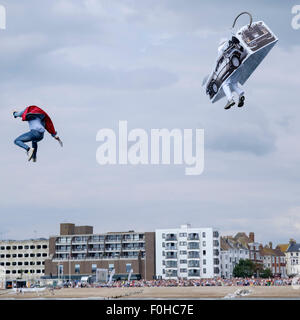 Worthing Birdman 2015 il 16/08/2015 a Worthing Pier, Worthing. Con la soluzione ideale a condizioni di volo il sabato e la domenica ha visto molto calma e condizioni di vento nella direzione sbagliata facendo volare molto difficile. Molti concorrenti partecipano in costume, non a volare le distanze ma per raccogliere fondi per le associazioni di beneficenza locali. Foto di Julie Edwards/Alamy Live News Foto Stock