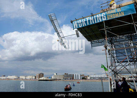 Assiste il Worthing Birdman 2015 il 16/08/2015 a Worthing Pier, Worthing. Con la soluzione ideale a condizioni di volo il sabato e la domenica ha visto molto calma e condizioni di vento nella direzione sbagliata facendo volare molto difficile. Foto di Julie Edwards/Alamy Live News Foto Stock