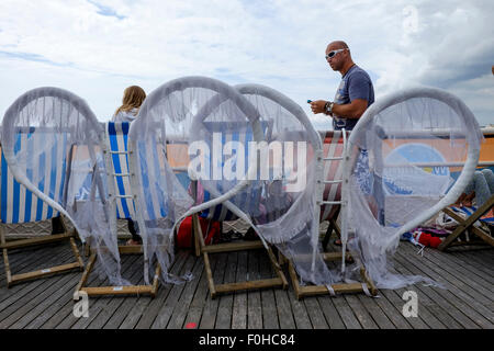 Worthing Birdman 2015 il 16/08/2015 a Worthing Pier, Worthing. Con la soluzione ideale a condizioni di volo il sabato e la domenica ha visto molto calma e condizioni di vento nella direzione sbagliata facendo volare molto difficile. Molti concorrenti partecipano in costume, non a volare le distanze ma per raccogliere fondi per le associazioni di beneficenza locali. Foto di Julie Edwards/Alamy Live News Foto Stock