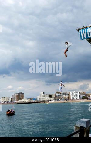 Worthing Birdman 2015 il 16/08/2015 a Worthing Pier, Worthing. Con la soluzione ideale a condizioni di volo il sabato e la domenica ha visto molto calma e condizioni di vento nella direzione sbagliata facendo volare molto difficile. Molti concorrenti partecipano in costume, non a volare le distanze ma per raccogliere fondi per le associazioni di beneficenza locali. Foto di Julie Edwards/Alamy Live News Foto Stock