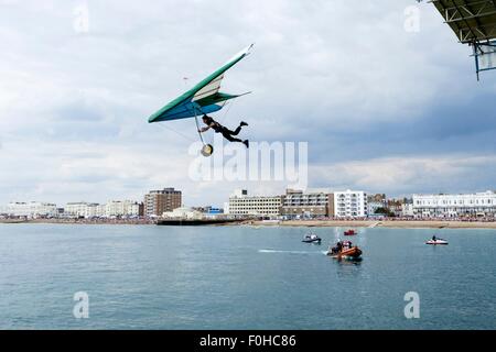 Assiste il Worthing Birdman 2015 il 16/08/2015 a Worthing Pier, Worthing. Con la soluzione ideale a condizioni di volo il sabato e la domenica ha visto molto calma e condizioni di vento nella direzione sbagliata facendo volare molto difficile. Foto di Julie Edwards/Alamy Live News Foto Stock