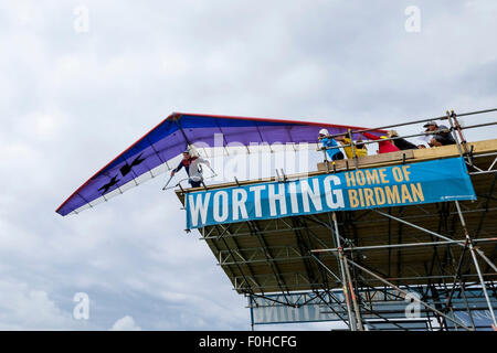 Worthing Birdman 2015 il 16/08/2015 a Worthing Pier, Worthing. Con la soluzione ideale a condizioni di volo il sabato e la domenica ha visto molto calma e condizioni di vento nella direzione sbagliata facendo volare molto difficile. Il Condor classe di deltaplano in base macchine in genere volare più lontano con il volo più lungo essendo 109M il sabato da Tony Hughes. Tony era l'ultimo flyer della domenica e ha vinto l'evento oltre a vincere £10.000 per sorvolare 100M. Immagine mostra Tony prepara il suo aliante, volare e dopo. Foto di Julie Edwards/Alamy Live News Foto Stock