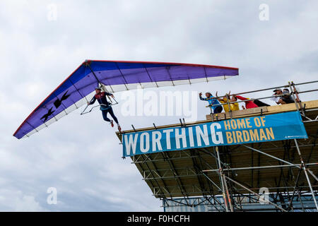 Worthing Birdman 2015 il 16/08/2015 a Worthing Pier, Worthing. Con la soluzione ideale a condizioni di volo il sabato e la domenica ha visto molto calma e condizioni di vento nella direzione sbagliata facendo volare molto difficile. Il Condor classe di deltaplano in base macchine in genere volare più lontano con il volo più lungo essendo 109M il sabato da Tony Hughes. Tony era l'ultimo flyer della domenica e ha vinto l'evento oltre a vincere £10.000 per sorvolare 100M. Immagine mostra Tony prepara il suo aliante, volare e dopo. Foto di Julie Edwards/Alamy Live News Foto Stock