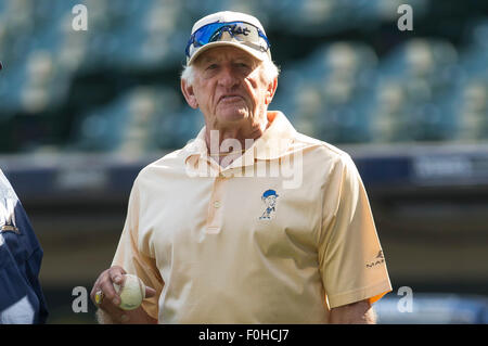 Milwaukee, WI, Stati Uniti d'America. Il 15 agosto, 2015. Bob Uecker prima della Major League Baseball gioco tra il Milwaukee Brewers e la Philadelphia Phillies a Miller Park di Milwaukee, WI. John Fisher/CSM/Alamy Live News Foto Stock