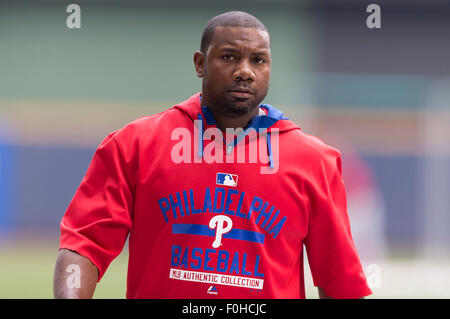 Milwaukee, WI, Stati Uniti d'America. Il 15 agosto, 2015. Philadelphia Phillies primo baseman Ryan Howard #6 prima della Major League Baseball gioco tra il Milwaukee Brewers e la Philadelphia Phillies a Miller Park di Milwaukee, WI. John Fisher/CSM/Alamy Live News Foto Stock