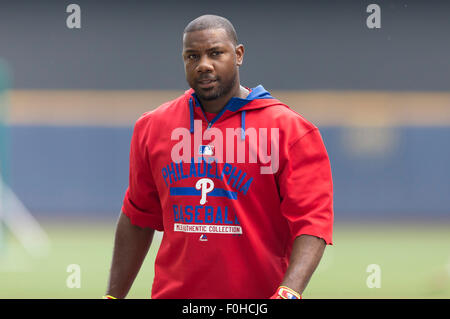 Milwaukee, WI, Stati Uniti d'America. Il 15 agosto, 2015. Philadelphia Phillies primo baseman Ryan Howard #6 prima della Major League Baseball gioco tra il Milwaukee Brewers e la Philadelphia Phillies a Miller Park di Milwaukee, WI. John Fisher/CSM/Alamy Live News Foto Stock