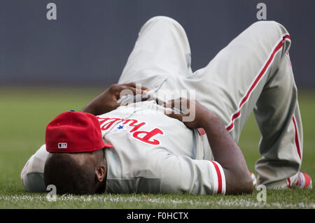 Milwaukee, WI, Stati Uniti d'America. Il 15 agosto, 2015. Philadelphia Phillies primo baseman Ryan Howard #6 prima della Major League Baseball gioco tra il Milwaukee Brewers e la Philadelphia Phillies a Miller Park di Milwaukee, WI. John Fisher/CSM/Alamy Live News Foto Stock