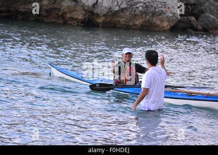 Gibilterra. Il 16 agosto, 2015. Sabato 15 Agosto 2015 due rematori di Gibilterra insieme fuori da Tangeri per la pala a Gibilterra in aiuto di carità. Norman e Michael, ex un vogatore disabili, arrivati in Catalan Bay nel lato est di Gibilterra dopo aver attraversato il commerciale occupato itinerario di spedizione dello Stretto di Gibilterra, quindi attraversando la baia di Gibilterra prima di imbottitura lungo la costa per uno di Gibilterra le principali spiagge. I Due canoisti sono stati canottaggio in aiuto delle case di Cheshire progetto che aiuta i bambini a Tangeri. Credito: Stephen Ignacio/Alamy Live News Foto Stock