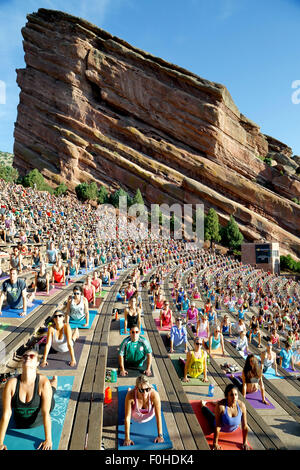 Praticanti di yoga, Yoga su rocce rosse rocce anfiteatro, Morrison, Colorado, STATI UNITI D'AMERICA Foto Stock