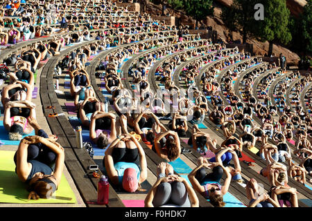 Praticanti di yoga, Yoga su rocce rosse rocce anfiteatro, Morrison, Colorado, STATI UNITI D'AMERICA Foto Stock