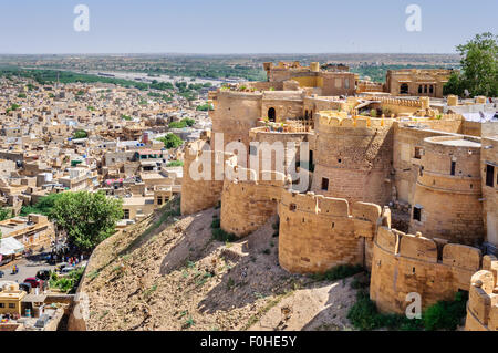 Birds Eye view di Jaisalmer città dal Golden Fort di Jaisalmer, Rajasthan in India con spazio di copia Foto Stock