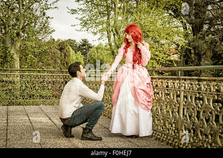 Favola romantica giovane nel bellissimo giardino di un palazzo in una tranquilla posizione idilliaca, Uomo propone di donna, Principe e principi Foto Stock